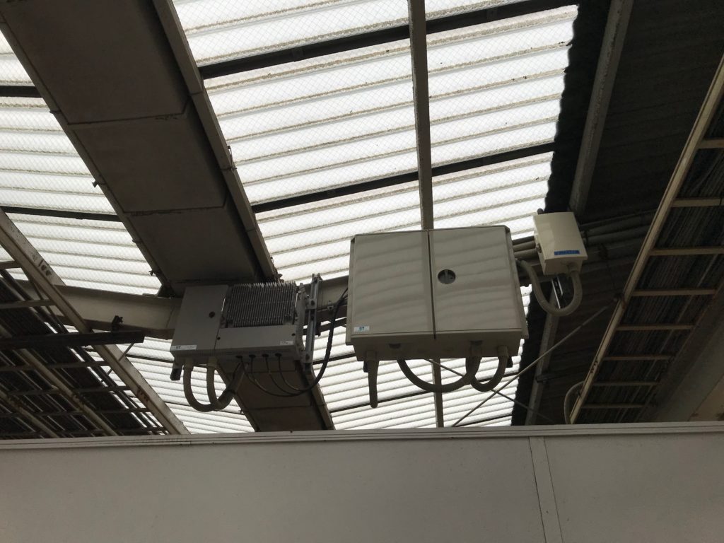 JR駅ホームに設置された基地局
