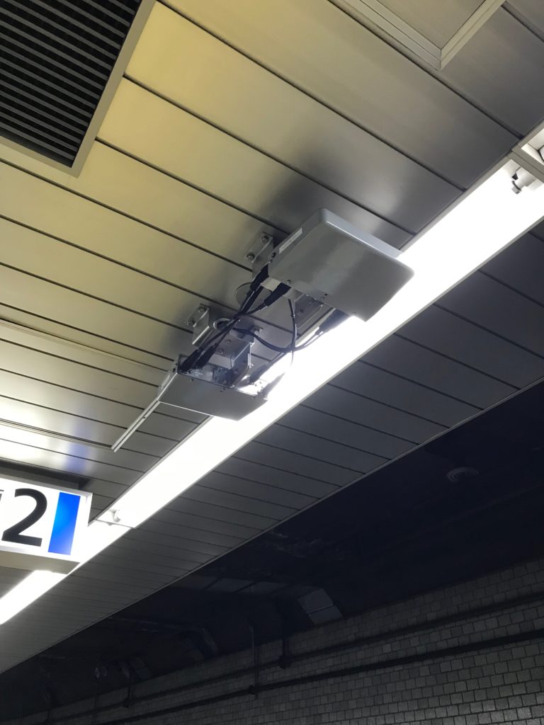 地下鉄駅構内に設置されたWiMAX用のアンテナ