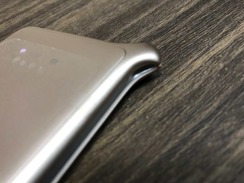 どんなときもWiFiのストラップホール