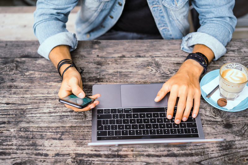 ルーターと基地局間の周波数は通信キャリアによる