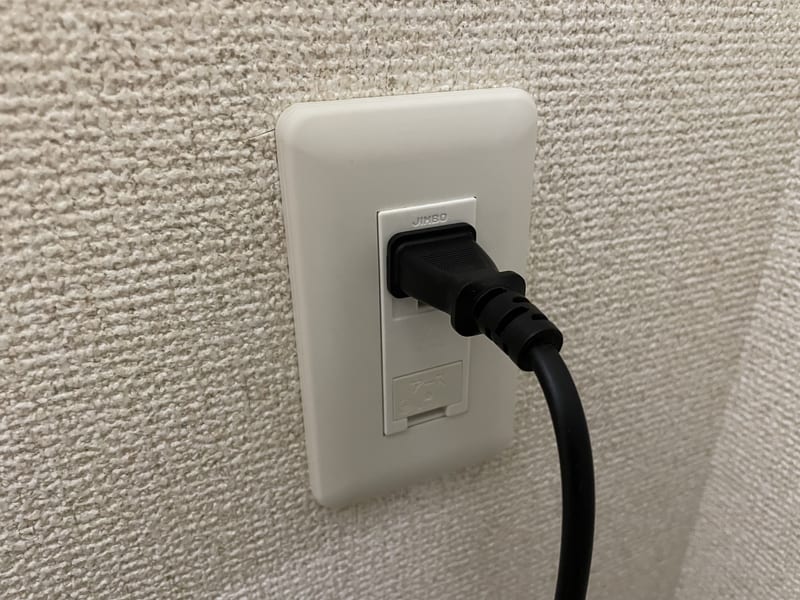 アダプターをコンセントに挿す