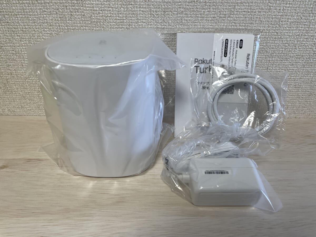 5G対応ホームルーターと付属品