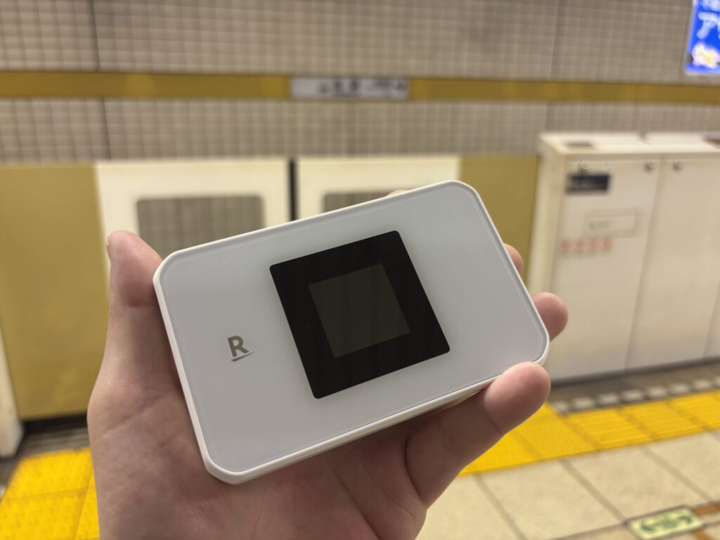 東京メトロ池袋駅ホームで使用したRakuten WiFi Pocket 5G