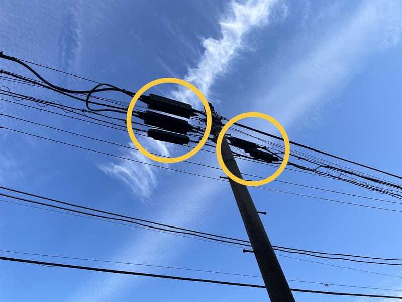 電柱近くに取り付けされているクロージャー