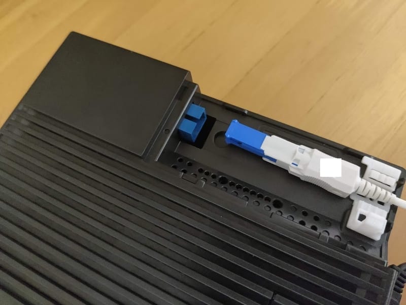 ONUから光ケーブルを外す様子