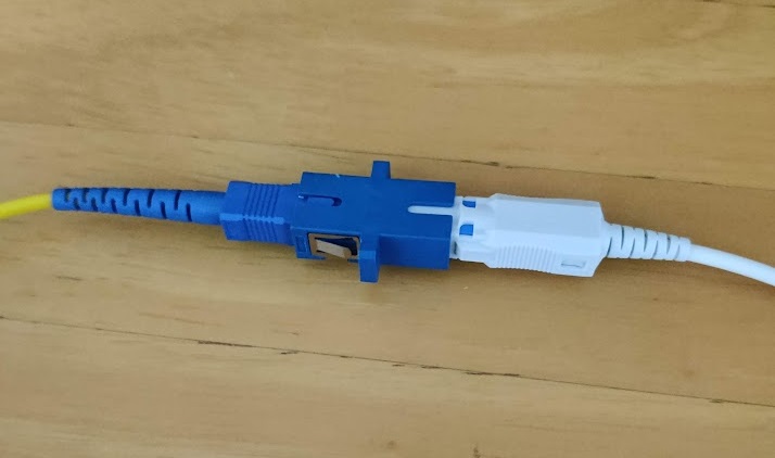 SCコネクタを介して接続した光ケーブル