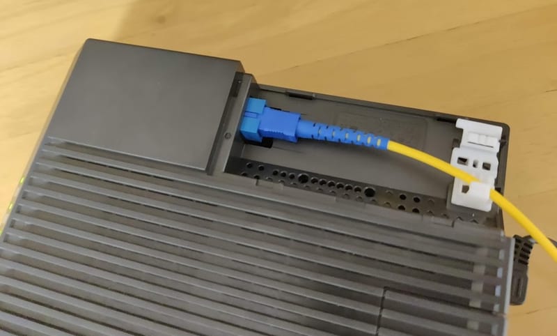 ONUに接続した光ケーブル