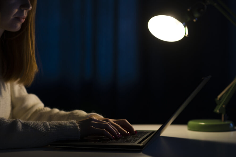 夜間の速度低下を避けるための光回線の選び方