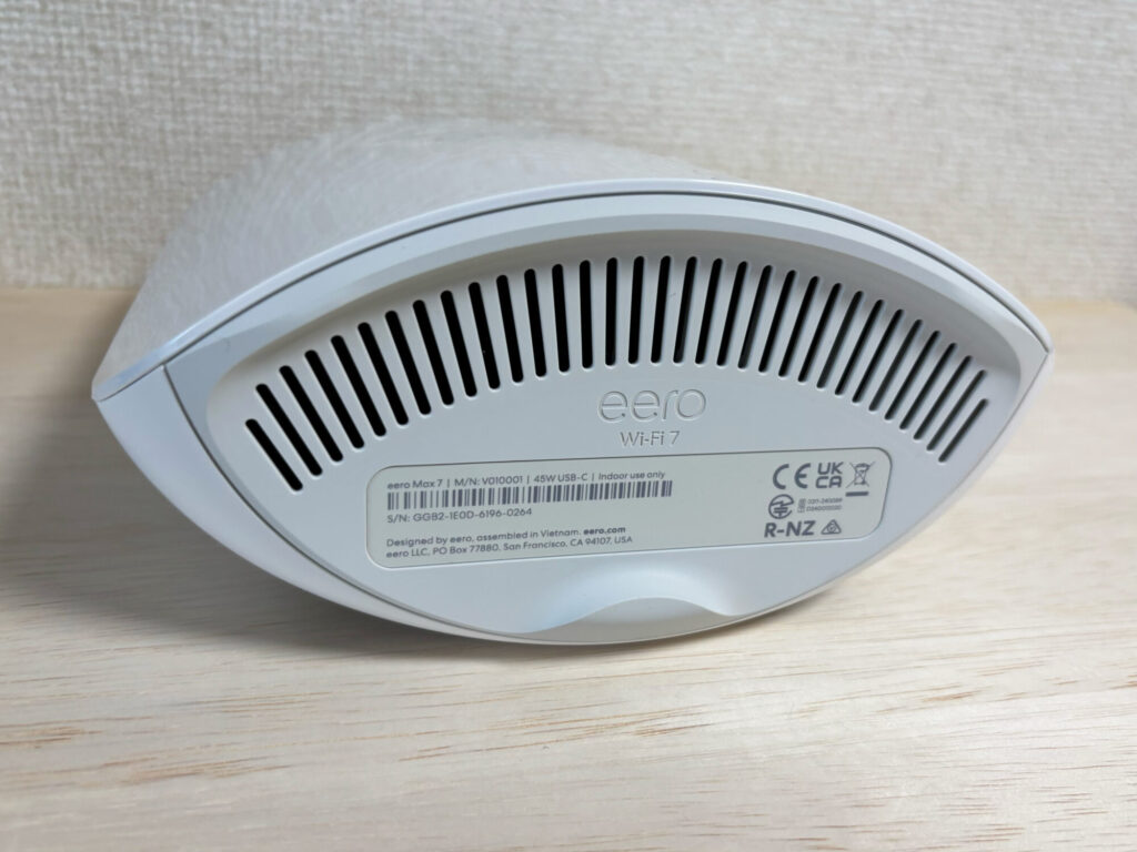 eero Max 7本体の底面と通気口
