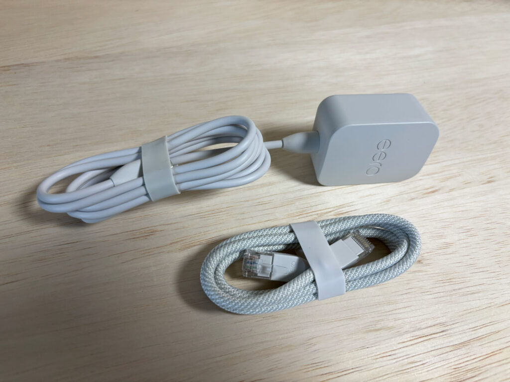 eero Max 7の電源アダプターとLANケーブル