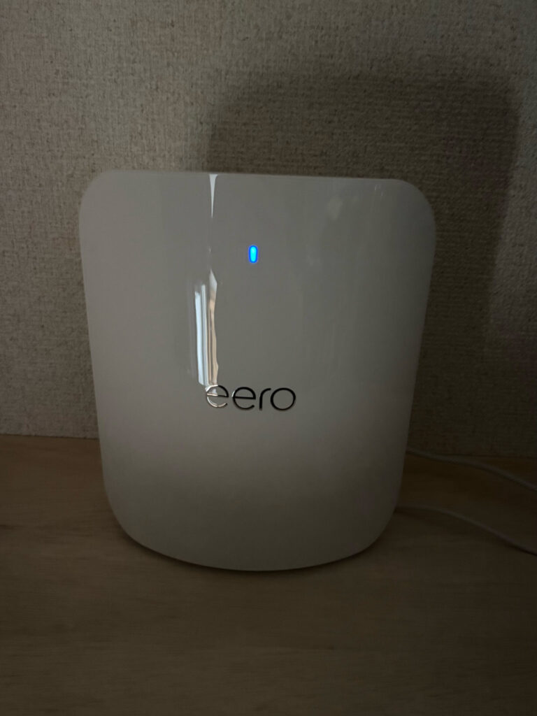 暗い室内に設置したeero Max 7